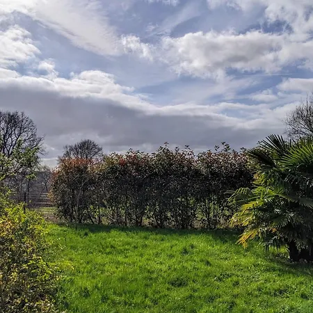 בית נופש Norman House With Jacuzzi