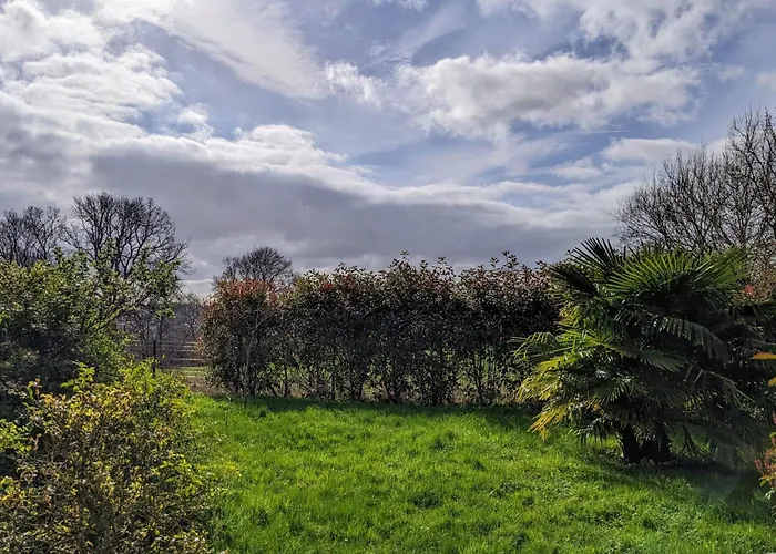 בית נופש Norman House With Jacuzzi